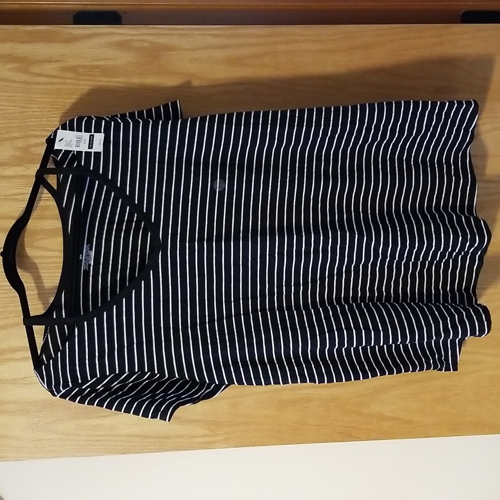 New Lane Bryant 22/24 Black & White Striped Tshirt with Vneck and Shoulder featu